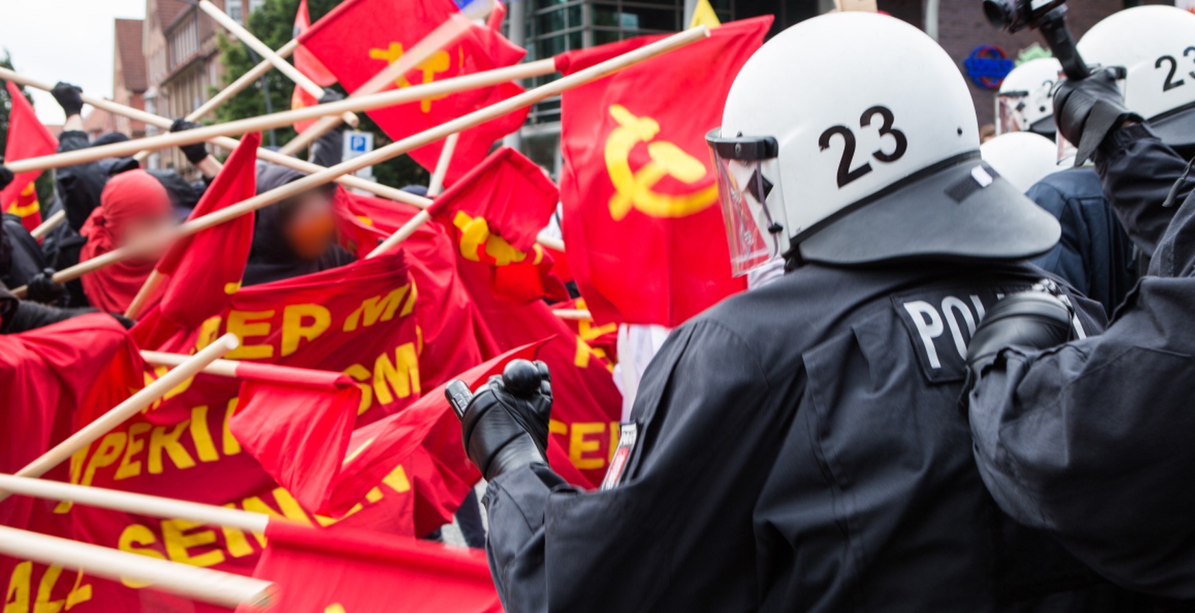 G20: Polisattacker mot kamrater i Hamburg