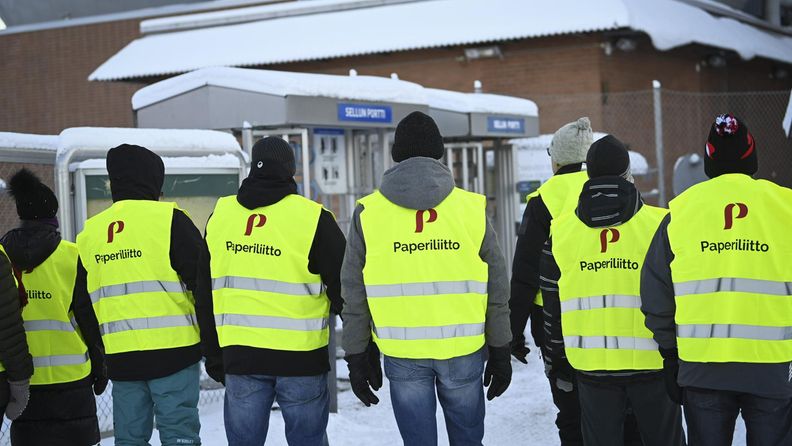 Strejken vid finska pappersbruk fortsätter